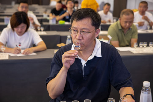 怎樣品白酒才好喝？品酒的正確姿勢(shì)！