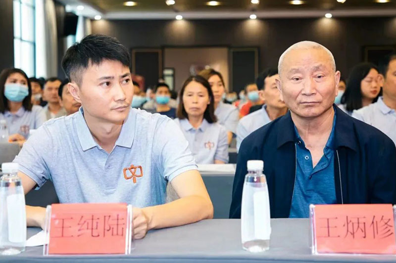 厚道文中，捧起“貴州優(yōu)秀企業(yè)家”大獎(jiǎng)